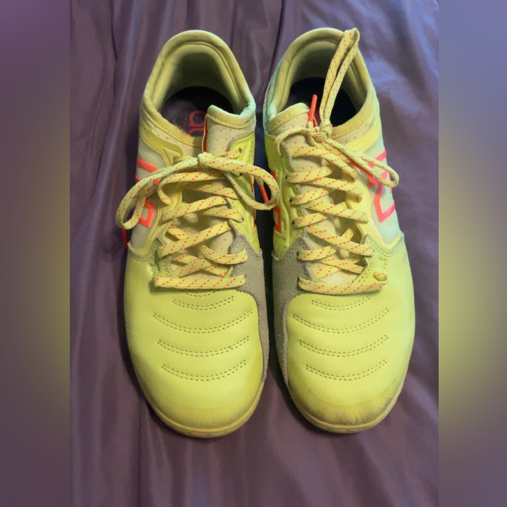 Indoor soccer shoes
